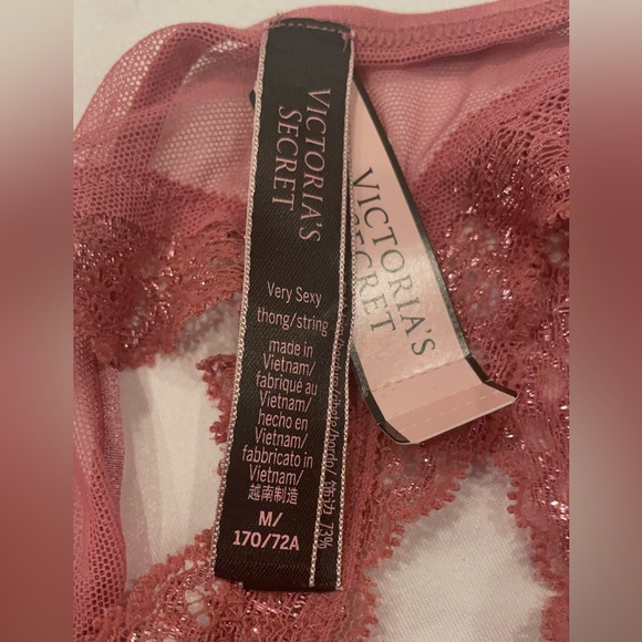 NEW WITH TAGS VICTORIA’S SECRET 2 PK SIZE M THONGS SPARKLY PINK & BLACK - Picture 4 of 7